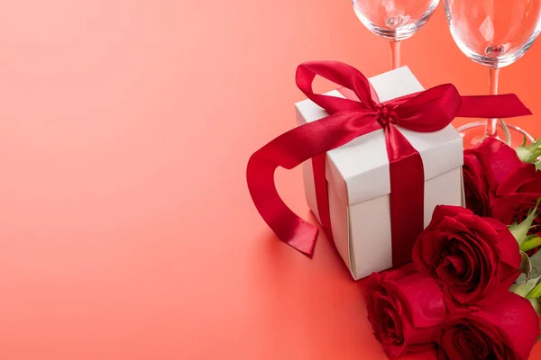 情人节卡片上有香槟酒杯 玫瑰花和礼品盒 在红色的背景上 为您的问候留出空间 — 图库照片
