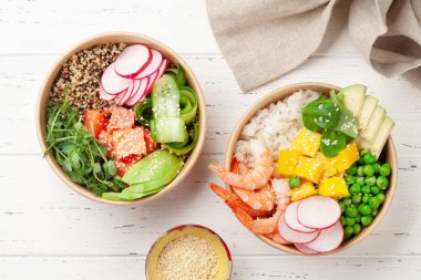 Karides, somon, avokado ve mango dolu kaseler. Geleneksel Hawaii yemeği. Üst görünüm düzlüğü