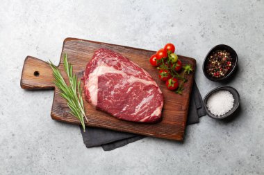 Tahtada çiğ pirzola. Barbekü pişirme. Düz yatıyordu