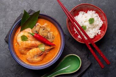 Tayland Tom Yum Çorbası, deniz mahsulü ve bir kase pirinç. Düz yatıyordu