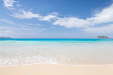 Deniz manzarası ve bulutlu gökyüzü. Deniz manzarası.