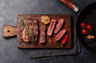 Baharatlı ve otlu ızgara biftek. Düz yatıyordu