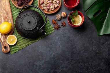 Çeşitli kurutulmuş çay ve çaydanlık. Üst görünüm düzlüğü kopyalama alanı ile yatıyordu