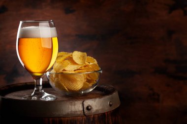 Bira bardağı ve patates cipsi. Kopyalama alanı ile