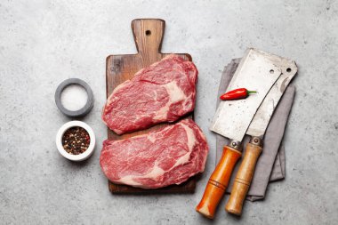 İki çiğ biftekli biftek. Üst görünüm düzlüğü