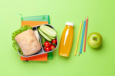 Sandviç, sebze ve meyve suyu ile beslenme çantası. Okul yemeği ya da ofis yemeği. Düz yatıyordu