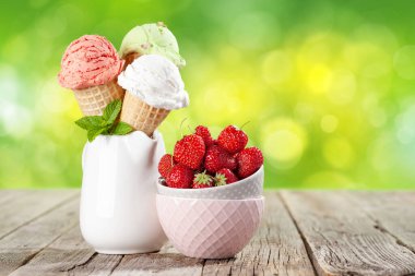 Waffle külahında çeşitli dondurmalar. Çilek, fıstık ve vanilyalı dondurma. Kopyalama alanı ile
