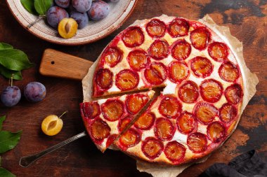 Ev yapımı erikli turta. Mevsimlik meyveli meyveli tart. Düz yatıyordu