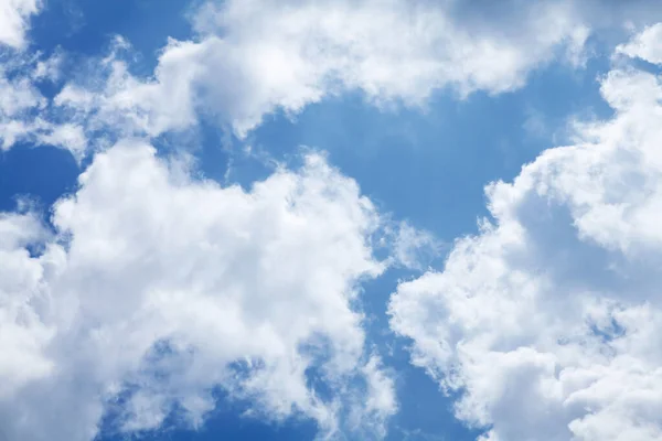 Голубое Солнечное Небо Облаками — стоковое фото