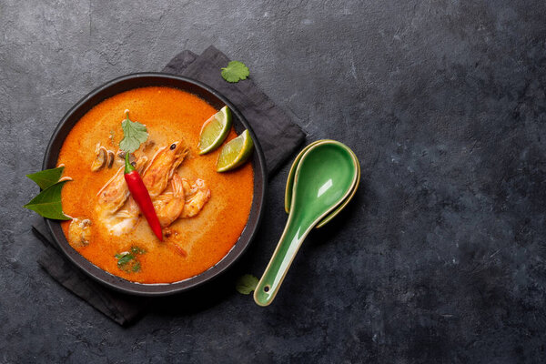 Тайский суп Том Юм с морепродуктами. Квартира с копировальным пространством