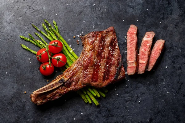 Středně Propečený Hovězí Steak Tomahawk Chřestem Plocha — Stock fotografie