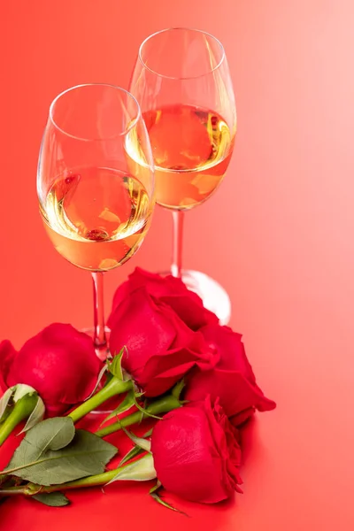 Valentýnské Přání Šampaňským Růžovými Květy Červeném Pozadí Prostorem Pro Vaše — Stock fotografie