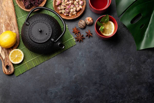 Çeşitli kurutulmuş çay ve çaydanlık. Üst görünüm düzlüğü kopyalama alanı ile yatıyordu