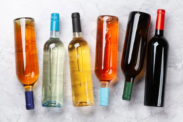 Verschiedene Weinflaschen Auf Steintisch Flache Lage — Stockfoto