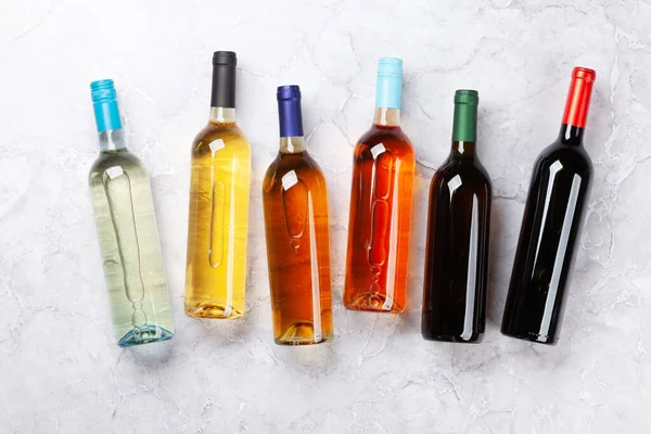 Varias Botellas Vino Mesa Piedra Puesta Plana —  Fotos de Stock