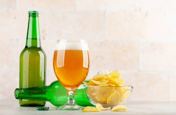 Bicchiere Birra Bottiglie Birra Patatine Con Spazio Copia — Foto Stock