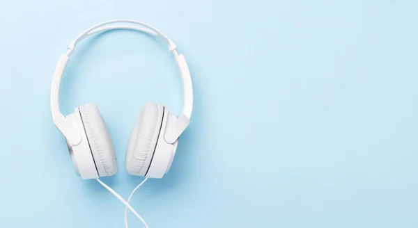 Headphones Blue Background Flat Lay Copy Space — Stock Photo, Image