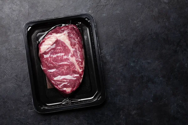 真空パック牛肉ステーキ 生のライビーステーキ コピースペース付きのトップビューフラットレイ — ストック写真