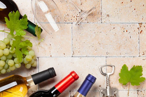 Varie Bottiglie Vino Bicchieri Cavatappi Sul Tavolo Pietra Posa Piatta — Foto Stock