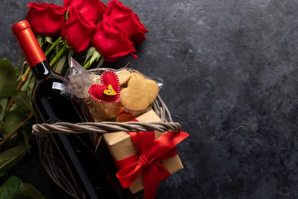 Walentynki Butelką Wina Ciasteczka Kształcie Serca Kwiaty Róż Miejsce Pozdrowienia — Zdjęcie stockowe