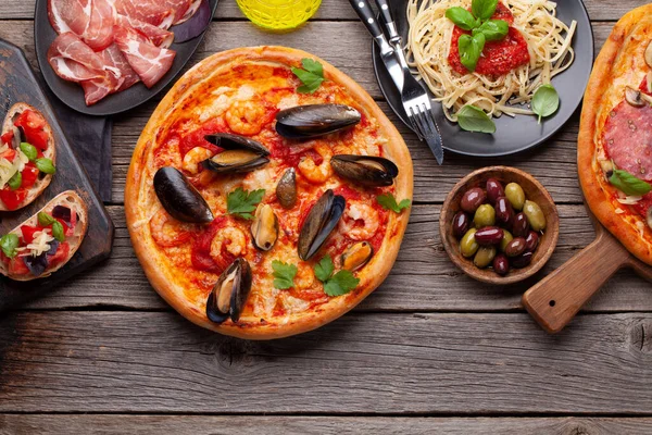 Italian Cuisine Pasta Pizza Olives Antipasto Toasts Flat Lay Wooden — Stock Photo, Image