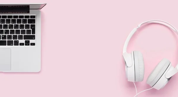 Headphones Laptop Pink Background Flat Lay Copy Space — Stock Photo, Image