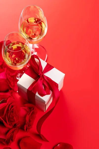 Valentýnské Přání Šampaňským Růžovými Květy Dárkovou Krabičkou Červeném Pozadí Prostorem — Stock fotografie