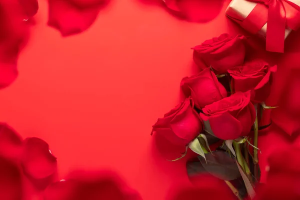Tarjeta San Valentín Con Caja Regalo Flores Rosadas Sobre Fondo — Foto de Stock