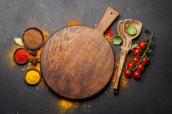 Empty Cutting Board Various Spices Stone Table Frame Copy Space — Stock Photo, Image