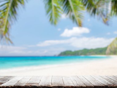 Boş ahşap masa ya da arka planda güneşli plaj ve deniz olan iskele. Ürününüz için kopyalama alanı ile