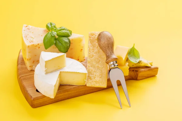 船上的各种奶酪和奶酪叉子 — 图库照片