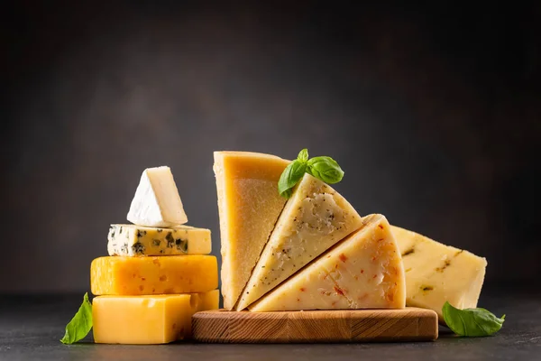 石桌上的各种奶酪 — 图库照片