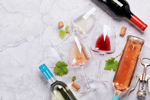 Witte Roze Rode Wijnglazen Flessen Vlakke Lay Met Kopieerruimte — Stockfoto
