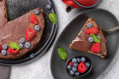 Taze böğürtlenli çikolatalı tatlı. Düz yatıyordu