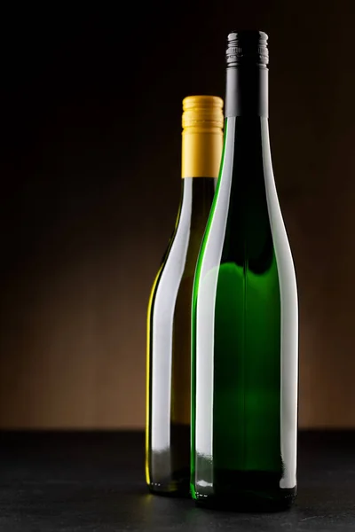 暗めの背景とコピースペースの白ワインボトル — ストック写真