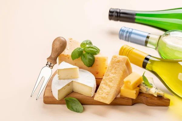 Various Cheese Board White Wine — стоковое фото