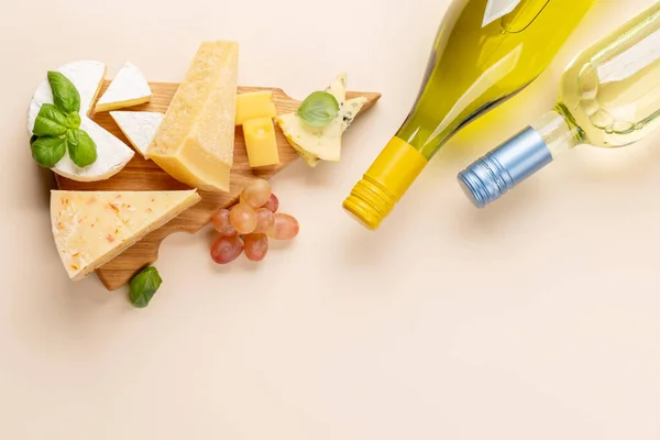 Various Cheese Board White Wine Flat Lay Copy Space — Fotografia de Stock