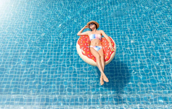 Beautiful Young Woman Inflatable Donut Ring Relaxing Swimming Pool Summer — Stockfoto