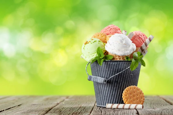 ワッフルコーンの中の様々なアイスクリーム ストロベリー ピスタチオ バニラアイス コピースペース付き — ストック写真