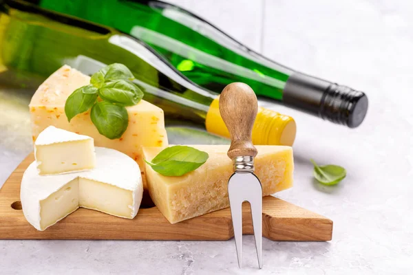 Various Cheese Board White Wine Bottles — Zdjęcie stockowe