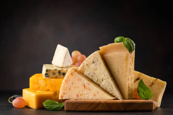 石のテーブルの上に様々なチーズ — ストック写真