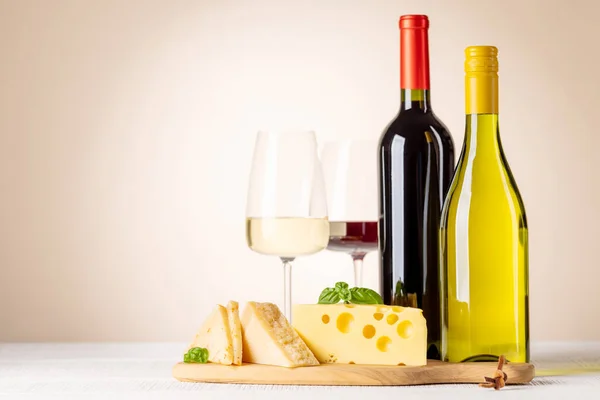 Güvertede Çeşitli Peynirler Kırmızı Beyaz Şarap Kopyalama Alanı Ile — Stok fotoğraf