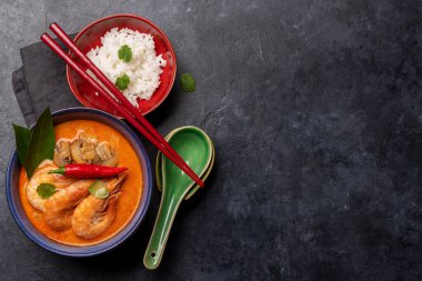 Tayland Tom Yum Çorbası, deniz mahsulü ve bir kase pirinç. Kopyalama alanı olan düz