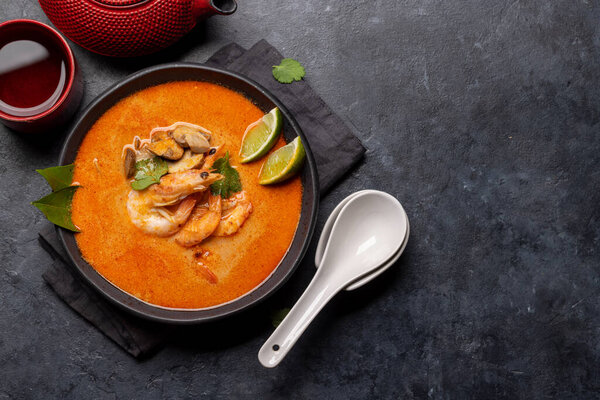 Тайский суп Том Юм с морепродуктами и травяным чаем. Квартира с копировальным пространством