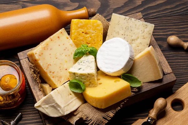 Tahta Kutuda Çeşitli Peynirler Düz Yatıyordu — Stok fotoğraf