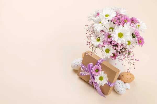 Geschenkkarton Ostereier Und Blumenstrauß Auf Beigem Hintergrund Mit Platz Für — Stockfoto