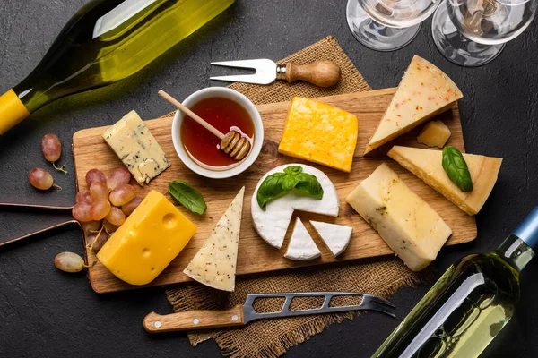 Various Cheese Board White Wine Flat Lay — Stockfoto