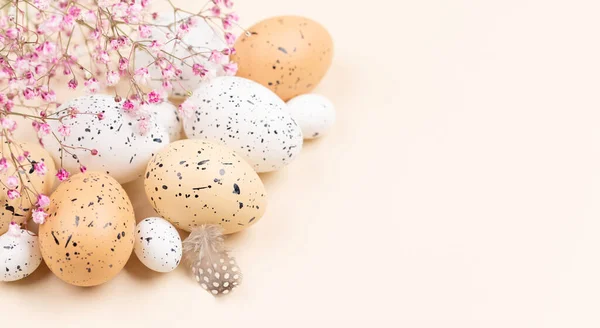 Velikonoční Vajíčka Květiny Béžovém Pozadí Prostorem Pro Vaše Pozdravy — Stock fotografie