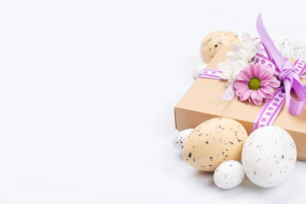 礼品盒复活节彩蛋和鲜花有空间迎接你的问候 — 图库照片
