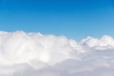 Bulutlu güneşli gökyüzü ve kopyalama alanı